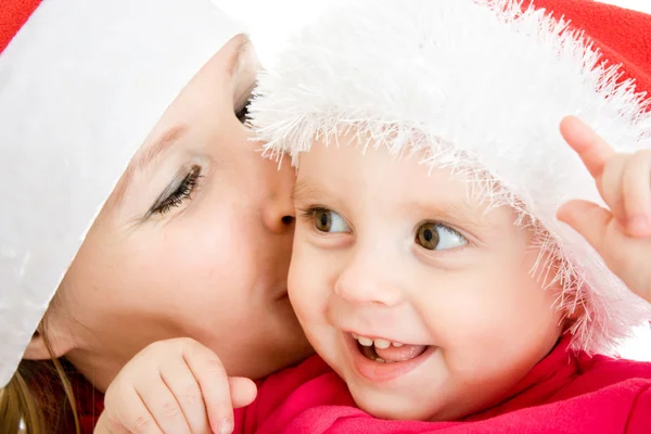 幸せなクリスマス母娘、白い背景にキス. — ストック写真