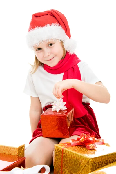 Gelukkig Kerstmis kind met giften in de vakken op een witte achtergrond. — Stockfoto