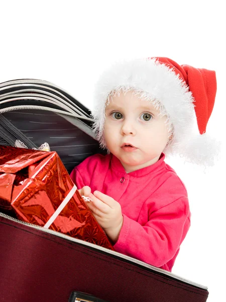 Bebé de Navidad en la maleta sobre un fondo blanco . —  Fotos de Stock
