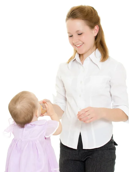 Kobieta daje dziecko butelką niemowląt. — Zdjęcie stockowe