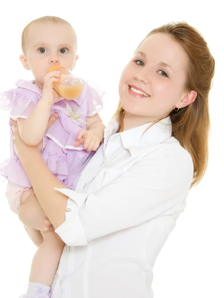 A mulher dá ao bebê uma garrafa de fórmula infantil . — Fotografia de Stock