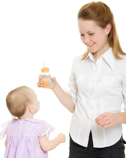 De vrouw geeft de baby een fles van zuigelingenvoeding. — Stockfoto