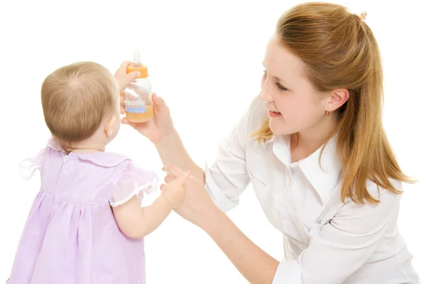 The woman gives the baby a bottle of infant formula. — Stock Photo, Image