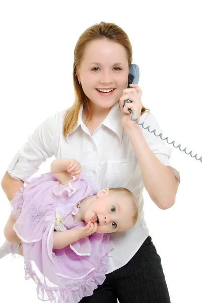 Επιχειρηματίας με ένα μωρό στην αγκαλιά της στο τηλέφωνο. — Φωτογραφία Αρχείου