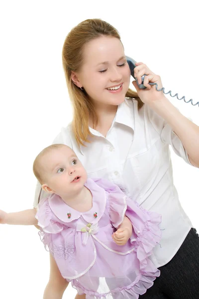 Obchodnice s dítětem v náručí na telefonu. — Stock fotografie
