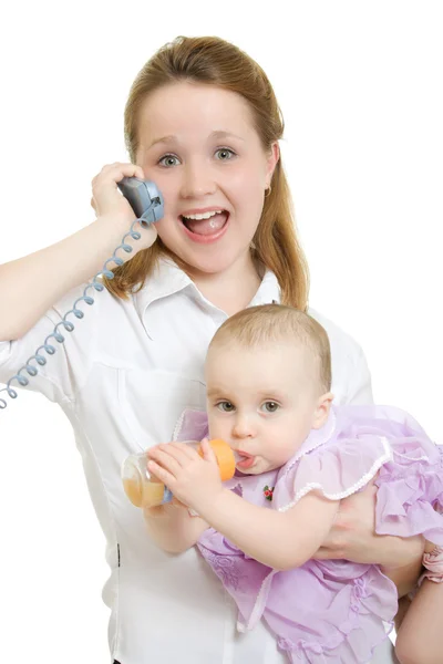 Donna d'affari con un bambino tra le braccia al telefono . — Foto Stock
