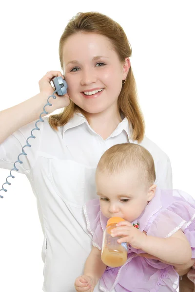 Donna d'affari con un bambino tra le braccia al telefono . — Foto Stock