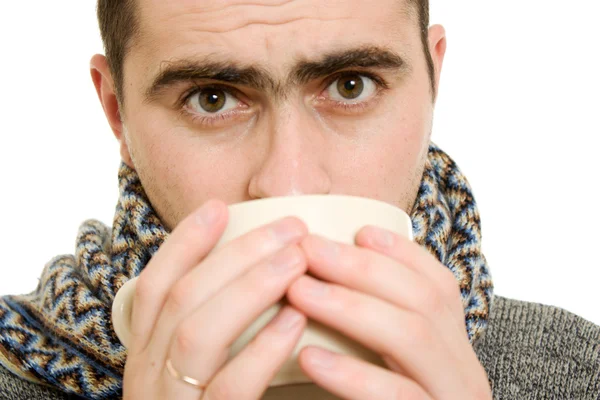 Un uomo paziente con una tazza su sfondo bianco . — Foto Stock