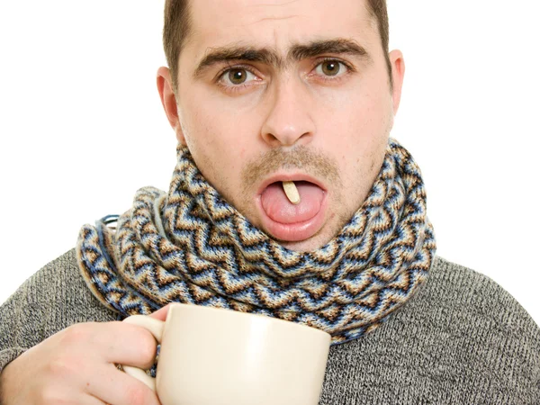 Egy beteg ember egy csésze és a fogamzásgátló tabletta, fehér alapon. — Stock Fotó