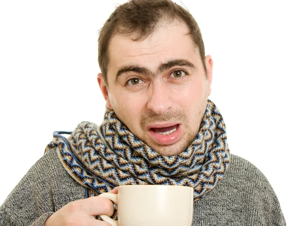 Un uomo paziente con una tazza su sfondo bianco . — Foto Stock