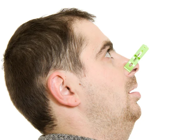 Un uomo paziente con un naso chiuso su uno sfondo bianco . — Foto Stock