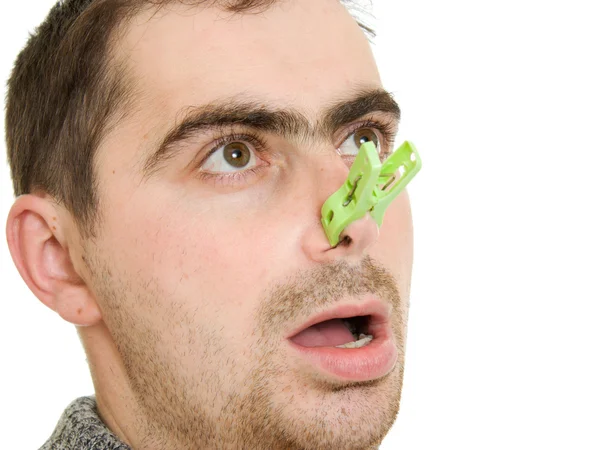 Een patiënt man met een verstopte neus op een witte achtergrond. — Stockfoto