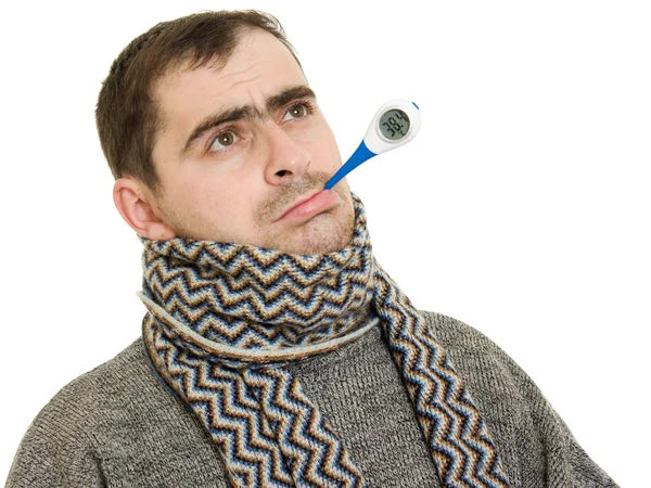 Ένας ασθενής άνδρας με ένα θερμόμετρο σε άσπρο φόντο. — Φωτογραφία Αρχείου