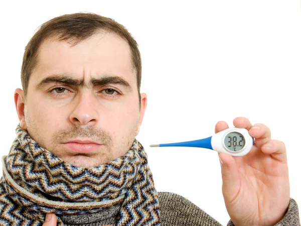 Un uomo paziente con un termometro su sfondo bianco . — Foto Stock