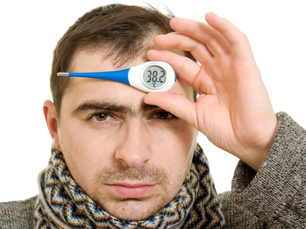 Um homem paciente com um termômetro em fundo branco . — Fotografia de Stock