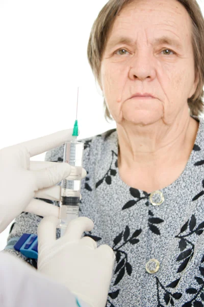Врач делает прививку пожилой женщине . — стоковое фото