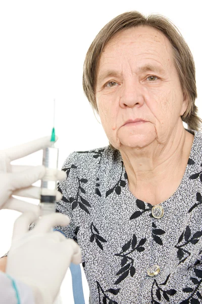 Doktor dělá očkování stará žena. — Stock fotografie