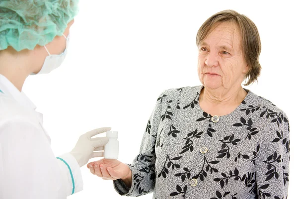 Doktor ilaç kutusunun yaşlı bir kadın alır.. — Stok fotoğraf