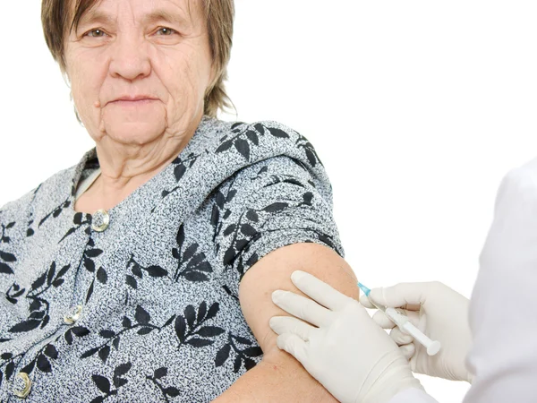 歳の女性に、医師は予防接種. — ストック写真