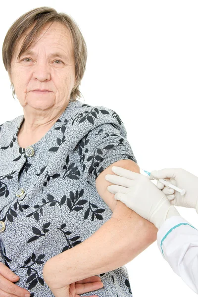 El médico hace de la vacunación una mujer anciana . — Foto de Stock