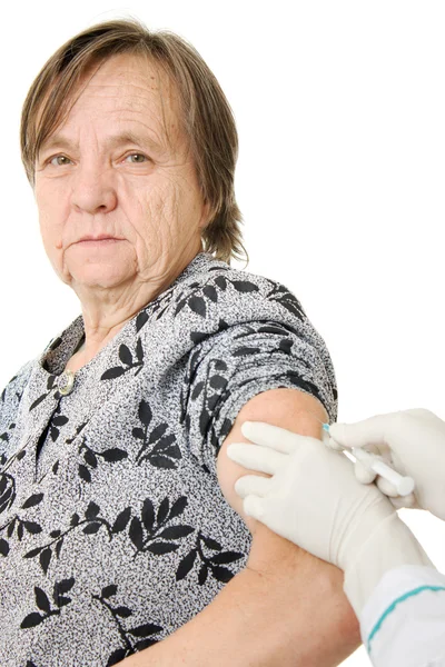 El médico hace de la vacunación una mujer anciana . —  Fotos de Stock