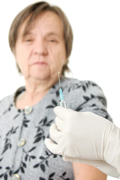O médico torna a vacinação uma mulher idosa . — Fotografia de Stock