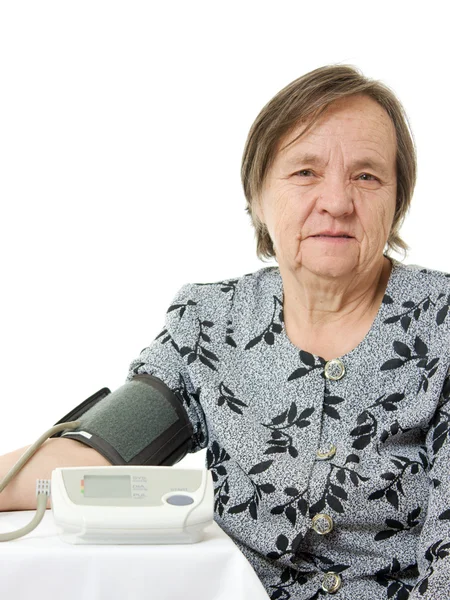 白い背景の上の血圧高齢女性. — ストック写真