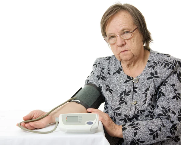 白い背景の上の血圧高齢女性. — ストック写真