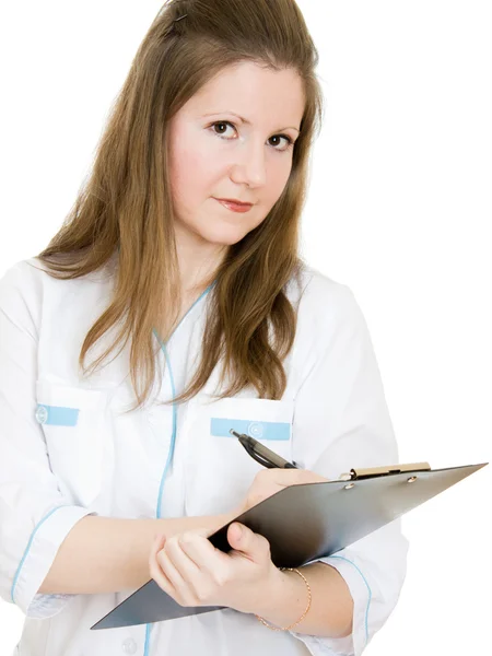 Ärztin schreibt auf dem Dokumentenschild auf weißem Hintergrund. — Stockfoto
