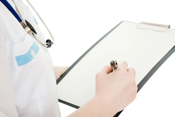 흰색 배경에 문서 접시에 쓰는 여성 의사. — 스톡 사진