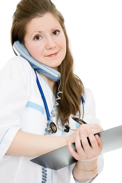 Medico donna che parla al telefono e scrive sulla targa del documento su un w — Foto Stock
