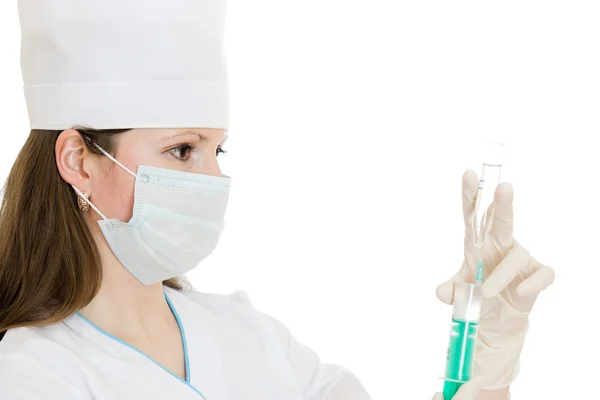 흰색 바탕에 손에 주사기와 여자 간호사. — 스톡 사진