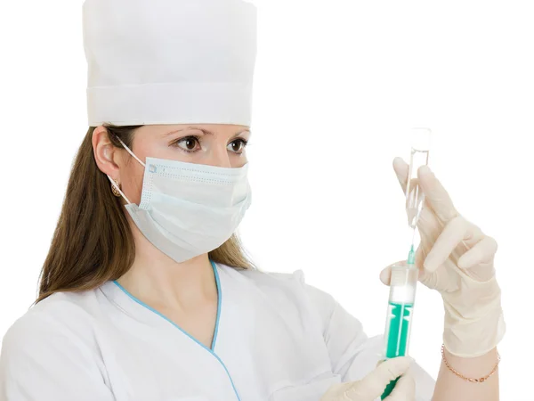 Vrouw verpleegster met spuit in hand op een witte achtergrond. — Stockfoto