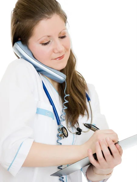 Γυναίκα γιατρό μιλώντας στο τηλέφωνο και γράφοντας στο έγγραφο πιάτο α — Φωτογραφία Αρχείου