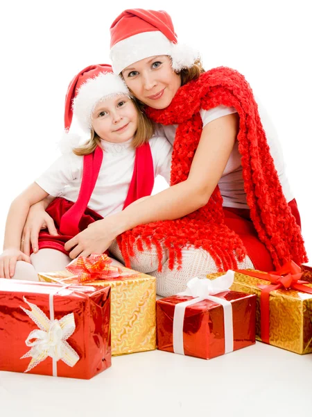 Gelukkig Kerstmis moeder en dochter met presenteert op een witte achtergrond. — Stockfoto