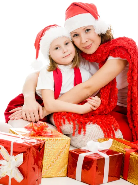 Gelukkig Kerstmis moeder en dochter met presenteert op een witte achtergrond. — Stockfoto