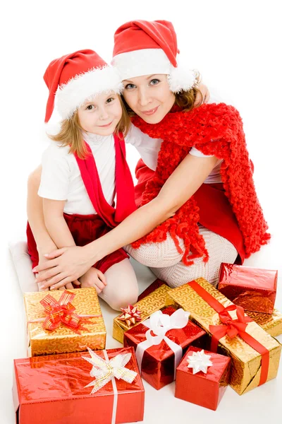 Frohe Weihnachten Mutter und Tochter mit Geschenken auf weißem Hintergrund. — Stockfoto
