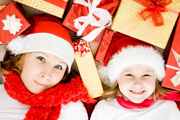 Feliz Navidad madre e hija con regalos sobre un fondo blanco . — Foto de Stock