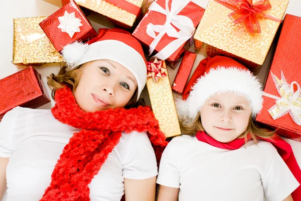 Glad jul mor och dotter med presenterar på en vit bakgrund. — Stockfoto