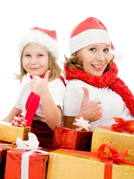 С Рождеством мать и дочь с подарками на белом фоне . — стоковое фото