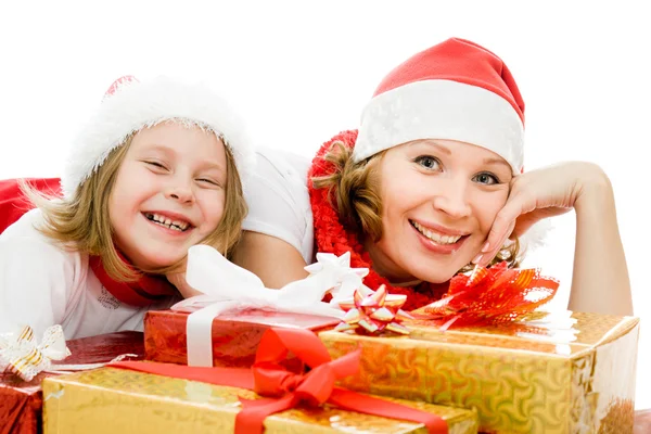 Ευτυχισμένη Χριστούγεννα μητέρα και κόρη με δώρα σε λευκό φόντο. — Φωτογραφία Αρχείου