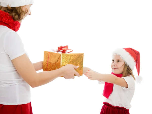 Μητέρα δίνει ένα χριστουγεννιάτικο δώρο στην κόρη του, σε λευκό φόντο. — Φωτογραφία Αρχείου