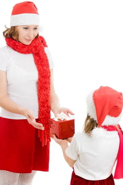 Filha dá a sua mãe um presente de Natal no fundo branco . — Fotografia de Stock