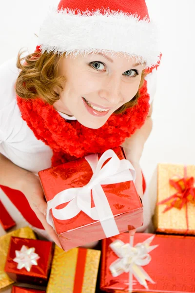 Femme avec cadeaux de Noël sur fond blanc . — Photo
