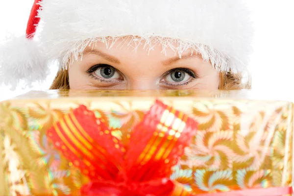 Mujer con regalos de Navidad sobre fondo blanco . — Foto de Stock