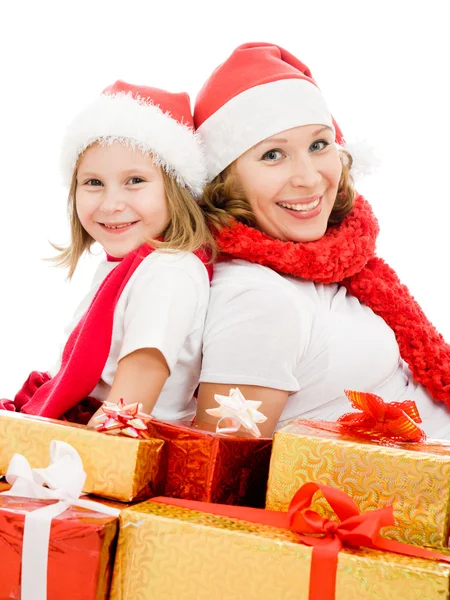 Feliz Navidad madre e hija con regalos sobre un fondo blanco . Fotos de stock libres de derechos