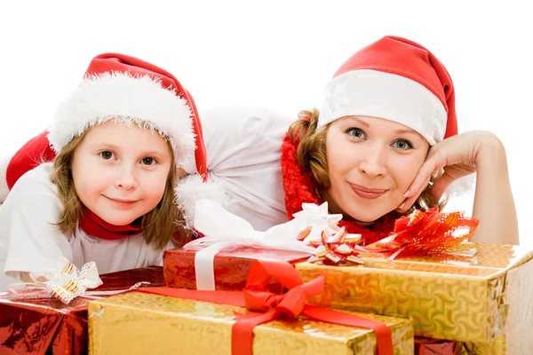 Feliz Navidad madre e hija con regalos sobre un fondo blanco . Imagen De Stock