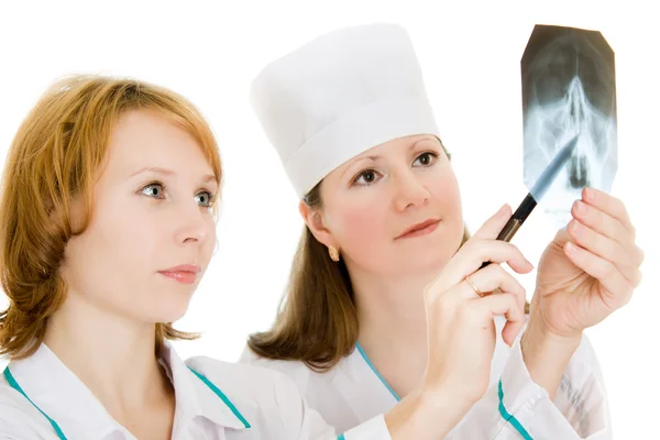 Zwei Ärzte untersuchen Röntgenaufnahmen auf weißem Hintergrund. — Stockfoto