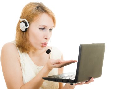 kadın işleç bir laptop ve kulaklık ile bir öpücük gönderir..