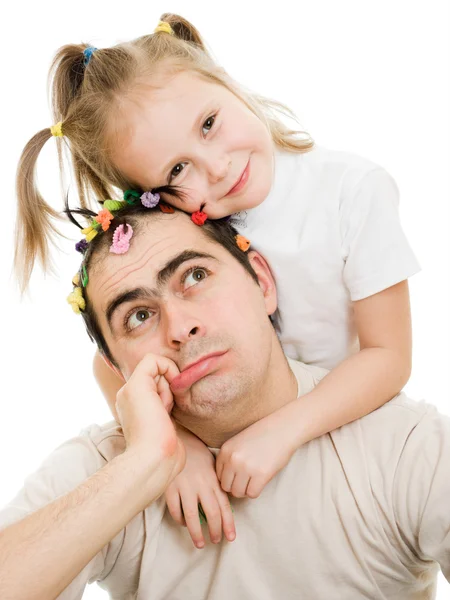 Dochter knuffelen haar vader op een witte achtergrond. — Stockfoto